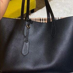 Burberry Reversible Tote comes with bag